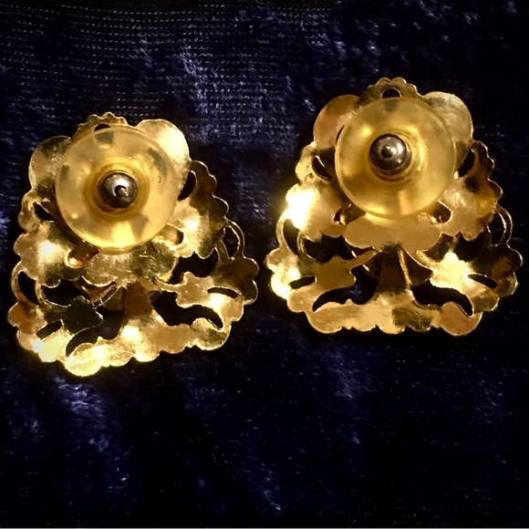 VINTAGE CAMEO EARRINGS CLASSIC PIERCED WITH FILIGREE GOLD-TONE BASE — GORGEOUS! - Picture 6 of 8